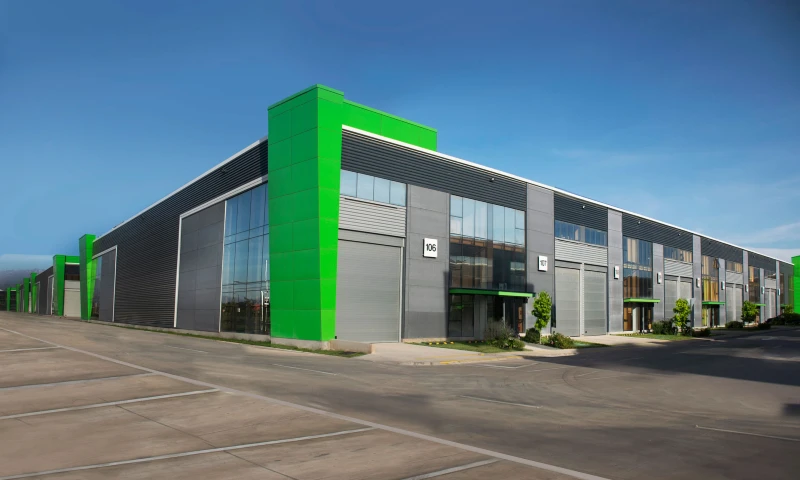 Sede Grupo RIAK en Work Center Miraflores — fachada comercial